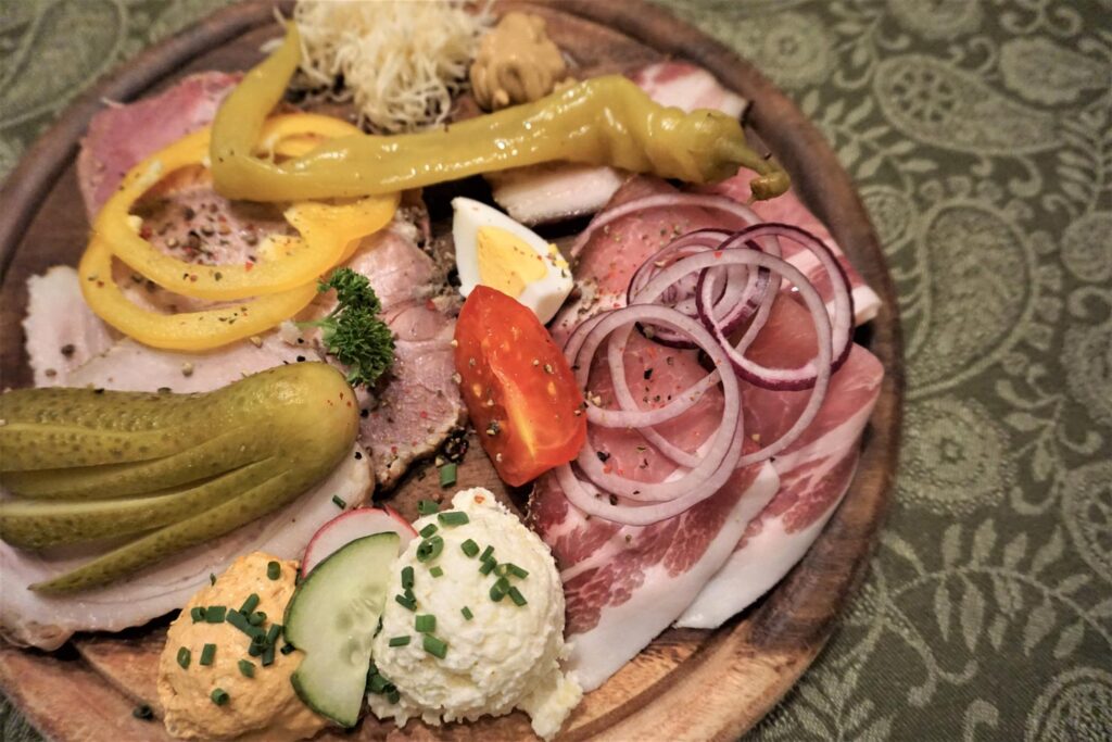 Traditionelle Brettljause im Mostheuriger Lambach serviert