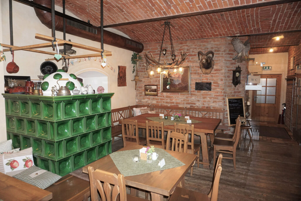 Gedeckter Tisch mit Blumenschmuck