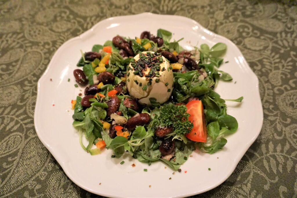 Hausgemachtes Salatteller mit Ei
